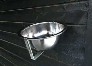 Hundesk&#229;l med veggfeste 4L
